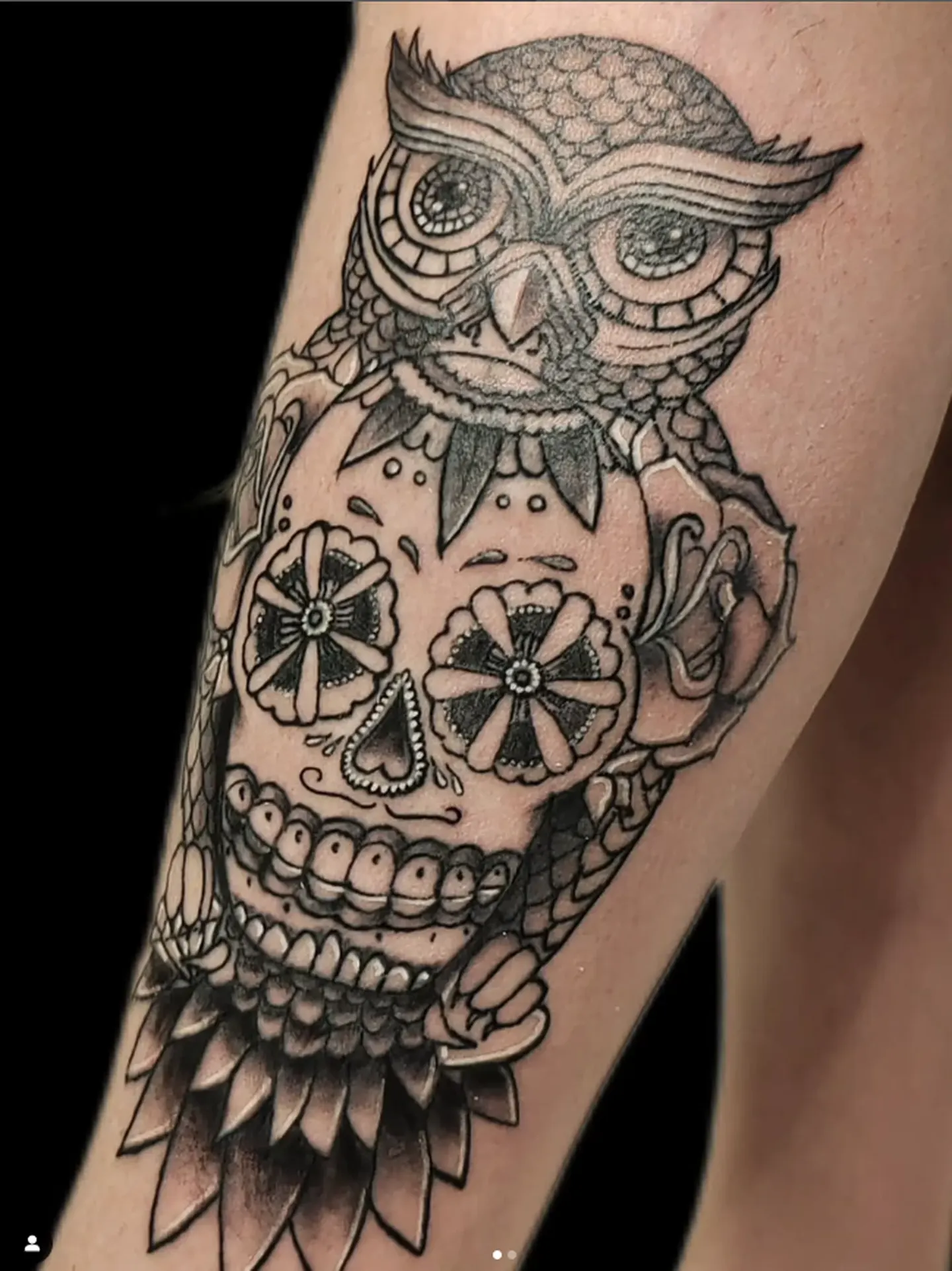 Tatuaggio sull'avambraccio: un gufo dal volto di calavera, tratto sottile e puntinato.
