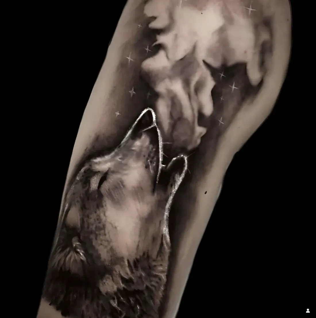 Tatuaggio sul polpaccio: un lupo in nero e grigio sotto una luna piena.