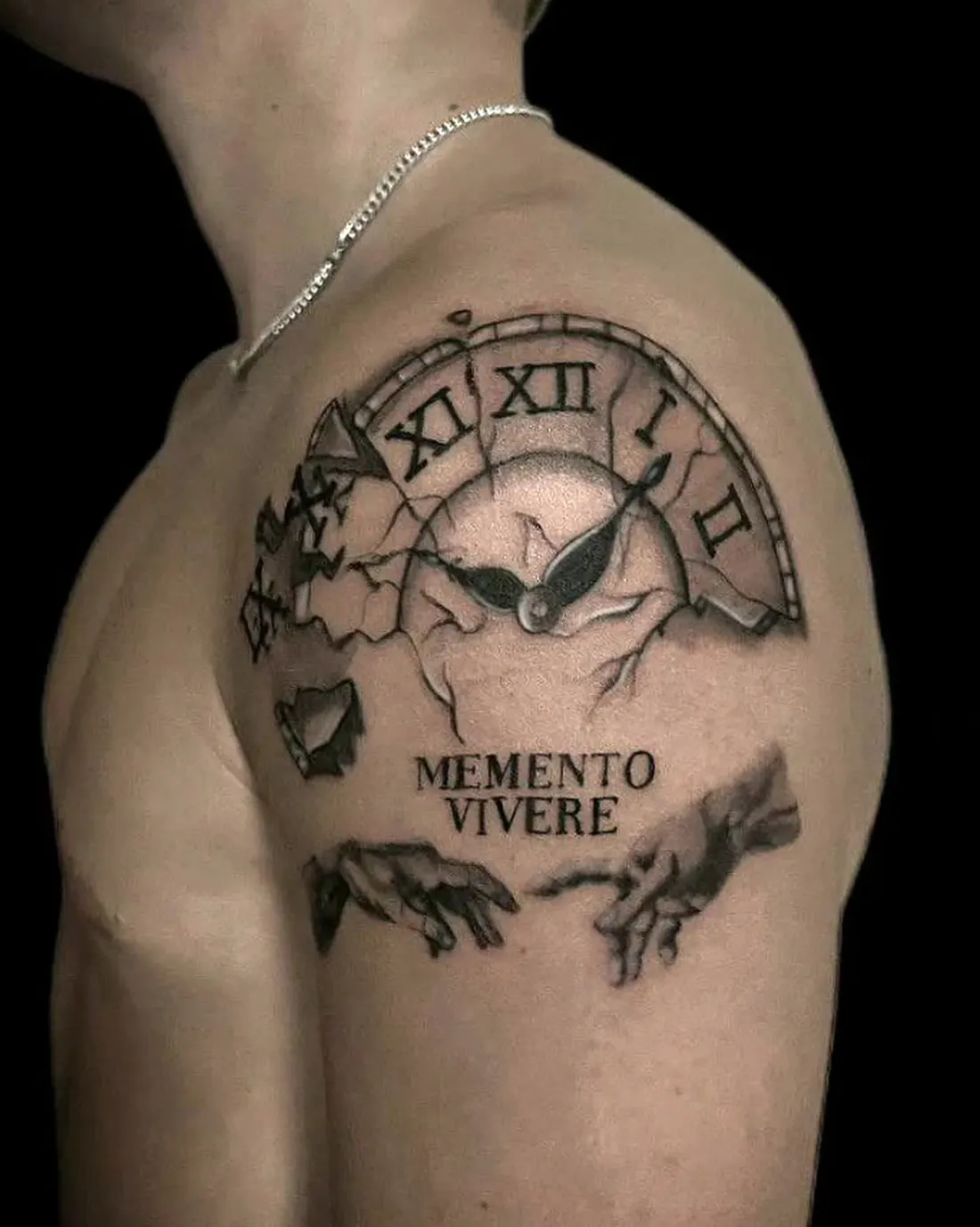 Tatuaggio sulla spalla: composizione realistica con il lettering «Memento Vivere».