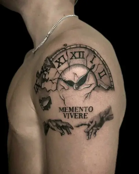 Tatuaggio sulla spalla: composizione realistica con il lettering «Memento Vivere».